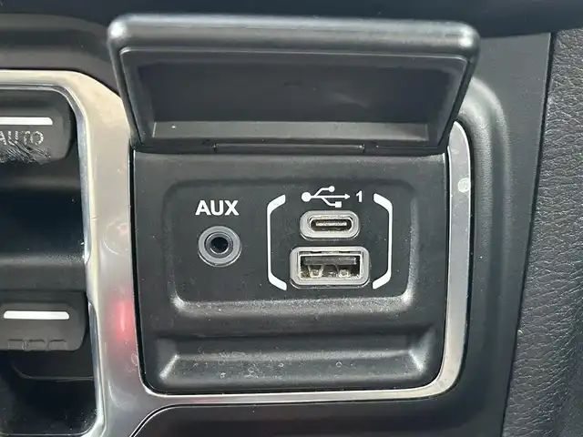 クライスラー・ジープ ジープ ラングラー アンリミテッド サハラ ローンチエディション 滋賀県 2019(平31)年 6.2万km グラニトクリスタル 純正ナビUconnect/BTオーディオ/フルセグTV/AUS/AppleCarPlay/AndroidAuto/USB入力端子/ドライブレコーダー/バックカメラ/ETC2.0/シートヒーター/ステアリングヒーター/クルーズコントロール/MTモード付き/純正フロアマット/社外アルミホイール（BFGoodrich）