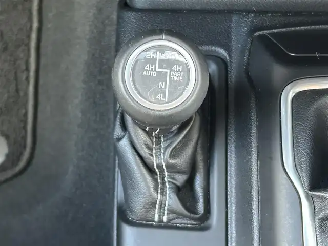 クライスラー・ジープ ジープ ラングラー アンリミテッド サハラ ローンチエディション 滋賀県 2019(平31)年 6.2万km グラニトクリスタル 純正ナビUconnect/BTオーディオ/フルセグTV/AUS/AppleCarPlay/AndroidAuto/USB入力端子/ドライブレコーダー/バックカメラ/ETC2.0/シートヒーター/ステアリングヒーター/クルーズコントロール/MTモード付き/純正フロアマット/社外アルミホイール（BFGoodrich）