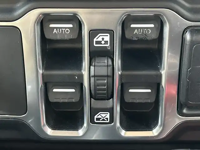 クライスラー・ジープ ジープ ラングラー アンリミテッド サハラ ローンチエディション 滋賀県 2019(平31)年 6.2万km グラニトクリスタル 純正ナビUconnect/BTオーディオ/フルセグTV/AUS/AppleCarPlay/AndroidAuto/USB入力端子/ドライブレコーダー/バックカメラ/ETC2.0/シートヒーター/ステアリングヒーター/クルーズコントロール/MTモード付き/純正フロアマット/社外アルミホイール（BFGoodrich）