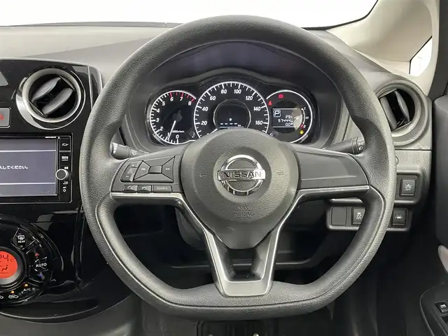 日産 ノート X DIG－S 岡山県 2018(平30)年 5.8万km ブリリアントホワイトパール 純正ナビ	(MM318D-W)/【ナビ/フルセグ/Bluetooth/DVD】	/アラウンドビューモニター	/オートハイビーム	/オートライト/ETC		/衝突軽減ブレーキシステム	/車線逸脱防止システム	/横滑り防止装置	/社外ドライブレコーダー（前後）	/コーナーセンサー（前後）	/純正フロアマット	/ステアリングスイッチ	/プッシュスタート	/スマートキー×2	/取扱説明書/踏み間違い防止装置/ISOFIX/チルトステアリング/シートリフター/ウィンカーミラー/ドアバイザー
