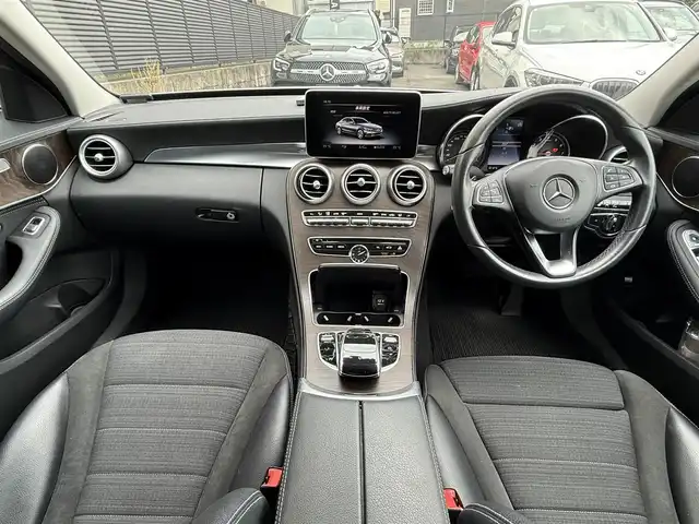 メルセデス・ベンツ Ｃ２００ エクスクルーシブラインリミテッド 静岡県 2015(平27)年 4万km ポーラホワイト ハーフレザーシート/BSM/純正ナビ/(CD/DVD/Bluetooth/フルセグ)/衝突被害軽減システム/バックカメラ/アダプティブクルーズコントロール/レーンキープアシスト/パーキングアシスト/メモリー付パワーシート/シートヒーター/キーレスゴー/ETC/フロアマット/純正17インチアルミホイール/保証書/取説/スペアキー
