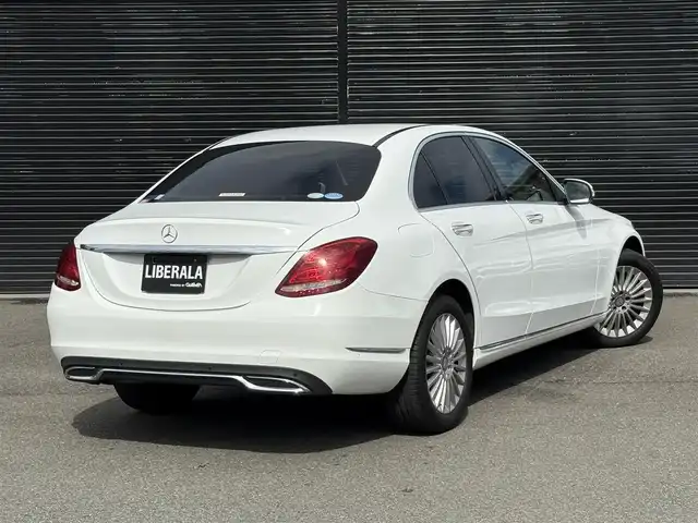 メルセデス・ベンツ Ｃ２００ エクスクルーシブラインリミテッド 静岡県 2015(平27)年 4万km ポーラホワイト ハーフレザーシート/BSM/純正ナビ/(CD/DVD/Bluetooth/フルセグ)/衝突被害軽減システム/バックカメラ/アダプティブクルーズコントロール/レーンキープアシスト/パーキングアシスト/メモリー付パワーシート/シートヒーター/キーレスゴー/ETC/フロアマット/純正17インチアルミホイール/保証書/取説/スペアキー