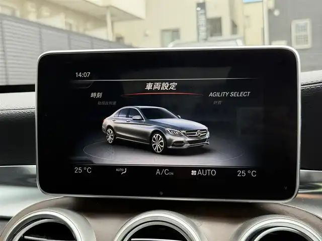 メルセデス・ベンツ Ｃ２００ エクスクルーシブラインリミテッド 静岡県 2015(平27)年 4万km ポーラホワイト ハーフレザーシート/BSM/純正ナビ/(CD/DVD/Bluetooth/フルセグ)/衝突被害軽減システム/バックカメラ/アダプティブクルーズコントロール/レーンキープアシスト/パーキングアシスト/メモリー付パワーシート/シートヒーター/キーレスゴー/ETC/フロアマット/純正17インチアルミホイール/保証書/取説/スペアキー