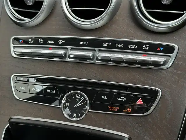 メルセデス・ベンツ Ｃ２００ エクスクルーシブラインリミテッド 静岡県 2015(平27)年 4万km ポーラホワイト ハーフレザーシート/BSM/純正ナビ/(CD/DVD/Bluetooth/フルセグ)/衝突被害軽減システム/バックカメラ/アダプティブクルーズコントロール/レーンキープアシスト/パーキングアシスト/メモリー付パワーシート/シートヒーター/キーレスゴー/ETC/フロアマット/純正17インチアルミホイール/保証書/取説/スペアキー