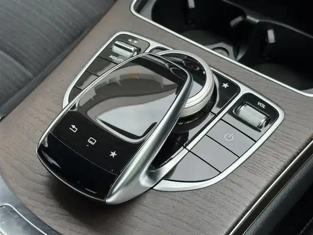 メルセデス・ベンツ Ｃ２００ エクスクルーシブラインリミテッド 静岡県 2015(平27)年 4万km ポーラホワイト ハーフレザーシート/BSM/純正ナビ/(CD/DVD/Bluetooth/フルセグ)/衝突被害軽減システム/バックカメラ/アダプティブクルーズコントロール/レーンキープアシスト/パーキングアシスト/メモリー付パワーシート/シートヒーター/キーレスゴー/ETC/フロアマット/純正17インチアルミホイール/保証書/取説/スペアキー