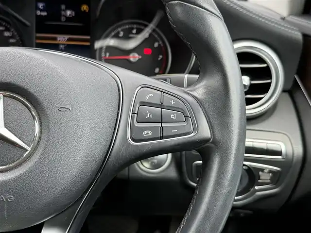 メルセデス・ベンツ Ｃ２００ エクスクルーシブラインリミテッド 静岡県 2015(平27)年 4万km ポーラホワイト ハーフレザーシート/BSM/純正ナビ/(CD/DVD/Bluetooth/フルセグ)/衝突被害軽減システム/バックカメラ/アダプティブクルーズコントロール/レーンキープアシスト/パーキングアシスト/メモリー付パワーシート/シートヒーター/キーレスゴー/ETC/フロアマット/純正17インチアルミホイール/保証書/取説/スペアキー