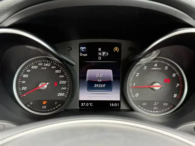 メルセデス・ベンツ Ｃ２００ エクスクルーシブラインリミテッド 静岡県 2015(平27)年 4万km ポーラホワイト ハーフレザーシート/BSM/純正ナビ/(CD/DVD/Bluetooth/フルセグ)/衝突被害軽減システム/バックカメラ/アダプティブクルーズコントロール/レーンキープアシスト/パーキングアシスト/メモリー付パワーシート/シートヒーター/キーレスゴー/ETC/フロアマット/純正17インチアルミホイール/保証書/取説/スペアキー