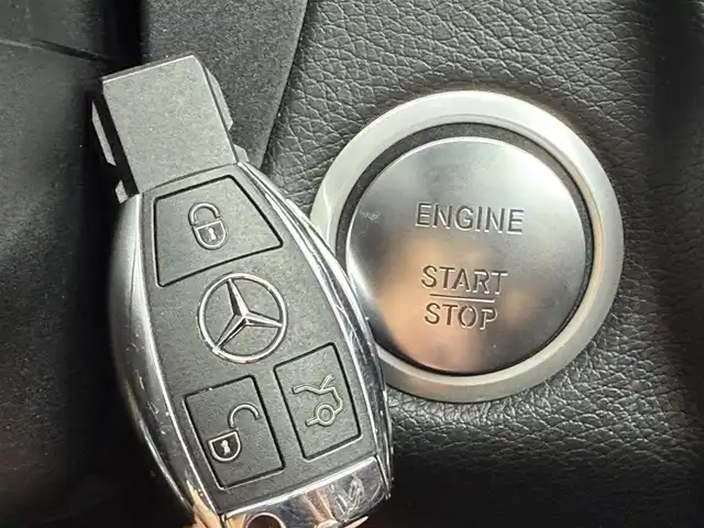 メルセデス・ベンツ Ｃ２００ エクスクルーシブラインリミテッド 静岡県 2015(平27)年 4万km ポーラホワイト ハーフレザーシート/BSM/純正ナビ/(CD/DVD/Bluetooth/フルセグ)/衝突被害軽減システム/バックカメラ/アダプティブクルーズコントロール/レーンキープアシスト/パーキングアシスト/メモリー付パワーシート/シートヒーター/キーレスゴー/ETC/フロアマット/純正17インチアルミホイール/保証書/取説/スペアキー