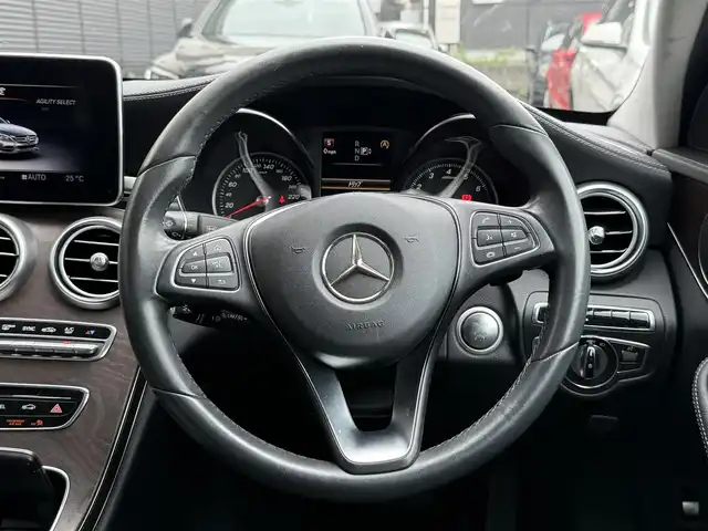 メルセデス・ベンツ Ｃ２００ エクスクルーシブラインリミテッド 静岡県 2015(平27)年 4万km ポーラホワイト ハーフレザーシート/BSM/純正ナビ/(CD/DVD/Bluetooth/フルセグ)/衝突被害軽減システム/バックカメラ/アダプティブクルーズコントロール/レーンキープアシスト/パーキングアシスト/メモリー付パワーシート/シートヒーター/キーレスゴー/ETC/フロアマット/純正17インチアルミホイール/保証書/取説/スペアキー
