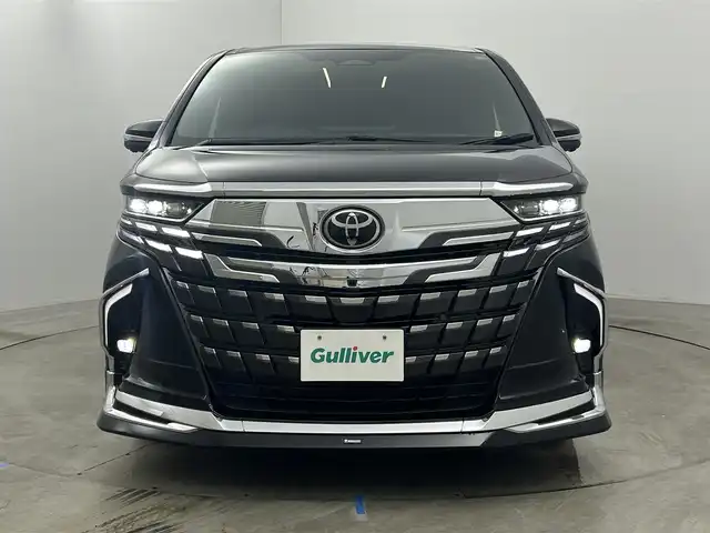トヨタ アルファード Z 岡山県 2024(令6)年 0.5万km ブラック モデリスタエアロ/純正13インチフリップダウンモニター/ユニバーサルステップ/置くだけ充電/HDMI入力端子（センターコンソールBOX内）/左右独立ムーンルーフ /純正14インチディスプレイオーディオ/コネクティッドナビ対応/HDMI/地デジ/USB//Bluetooth/AppleCarPlay/Androidauto/ETC2.0/パノラミックビューモニター/アクセサリーコンセントAC100V/トヨタセーフティセンス /・プリクラッシュセーフティ/・緊急時操蛇支援/・レーントレーシングアシスト/・レーダークルーズコントロール/・アダプティブハイビーム/ブラインドスポットモニター/前後方ドライブレコーダー/トヨタチームメイト/・アドバンストパーク/・アドバンストドライブ/カラーヘッドアップディスプレイ/三眼LEDヘッドランプ/デジタルインナーミラー/パワーバックドア/合皮シート/快適温熱シート/ベンチレーション/両側パワースライドドア
