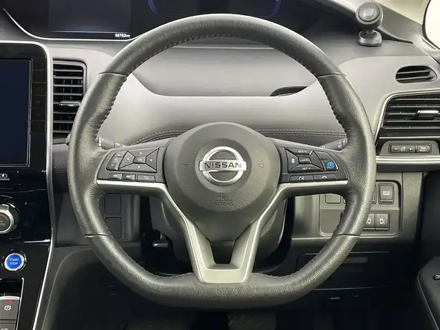 日産 セレナ e－パワー ハイウェイスター V 新潟県 2020(令2)年 6.7万km マルーンレッド 2トーン 純正メモリナビ/　フルセグTV/Bluetooth/CD/DVD/Blu-ray/セーフティパックB/・SRSカーテンエアバッグシステム&サイドエアバッグシステム/・踏み間違い衝突防止アシスト/・インテリジェントパーキングアシスト(駐車支援システム)/・標識検知機能/(進入禁止標識、最高速度標識、一時停止標識)/・インテリジェントアラウンドビューモニター/・インテリジェントDA(ふらつき警報)/・フロント&バックソナー/・インテリジェントルームミラー/・電動パーキングブレーキ/・オートブレーキホールド/・プロパイロット/・インテリジェントLI(車線逸脱防止支援システム)/・ヒーター付ドアミラー/・ステアリングスイッチ/衝突被害軽減ブレーキ/レーダークルーズコントロール/両側パワースライドドア/ドライブレコーダー【DJ4-D】/シートヒーター/ステアリングヒーター/ビルトインETC/前後コーナーセンサー/横滑り防止装置/オートライト