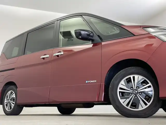 日産 セレナ e－パワー ハイウェイスター V 新潟県 2020(令2)年 6.7万km マルーンレッド 2トーン 純正メモリナビ/　フルセグTV/Bluetooth/CD/DVD/Blu-ray/セーフティパックB/・SRSカーテンエアバッグシステム&サイドエアバッグシステム/・踏み間違い衝突防止アシスト/・インテリジェントパーキングアシスト(駐車支援システム)/・標識検知機能/(進入禁止標識、最高速度標識、一時停止標識)/・インテリジェントアラウンドビューモニター/・インテリジェントDA(ふらつき警報)/・フロント&バックソナー/・インテリジェントルームミラー/・電動パーキングブレーキ/・オートブレーキホールド/・プロパイロット/・インテリジェントLI(車線逸脱防止支援システム)/・ヒーター付ドアミラー/・ステアリングスイッチ/衝突被害軽減ブレーキ/レーダークルーズコントロール/両側パワースライドドア/ドライブレコーダー【DJ4-D】/シートヒーター/ステアリングヒーター/ビルトインETC/前後コーナーセンサー/横滑り防止装置/オートライト