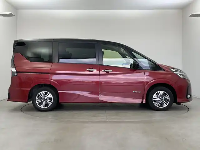 日産 セレナ e－パワー ハイウェイスター V 新潟県 2020(令2)年 6.7万km マルーンレッド 2トーン 純正メモリナビ/　フルセグTV/Bluetooth/CD/DVD/Blu-ray/セーフティパックB/・SRSカーテンエアバッグシステム&サイドエアバッグシステム/・踏み間違い衝突防止アシスト/・インテリジェントパーキングアシスト(駐車支援システム)/・標識検知機能/(進入禁止標識、最高速度標識、一時停止標識)/・インテリジェントアラウンドビューモニター/・インテリジェントDA(ふらつき警報)/・フロント&バックソナー/・インテリジェントルームミラー/・電動パーキングブレーキ/・オートブレーキホールド/・プロパイロット/・インテリジェントLI(車線逸脱防止支援システム)/・ヒーター付ドアミラー/・ステアリングスイッチ/衝突被害軽減ブレーキ/レーダークルーズコントロール/両側パワースライドドア/ドライブレコーダー【DJ4-D】/シートヒーター/ステアリングヒーター/ビルトインETC/前後コーナーセンサー/横滑り防止装置/オートライト