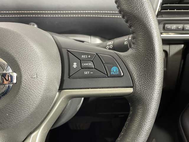 日産 セレナ ハイウェイスター Vセレクション 神奈川県 2018(平30)年 3万km ブリリアントホワイトパール 純正9型SDナビゲーション【MM518D-L】/AM　FM　Bluetooth　CD　DVD/アラウンドビューモニター/純正11型フリップダウンモニター/両側パワースライドドア/プロパイロット/ビルトインETC/純正ドラレコ【DJ4-D】/純正フロアマット/ステアリングスイッチ/電動パーキングブレーキ/ブレーキオートホールド/プッシュスタート/スマートキー/スペアキー/取扱説明書/パーキングアシスト/サンシェード/USB×2/LEDヘッドライト/純正16インチアルミホイル/ドアバイザー/電動格納ミラー/エマージェンシーブレーキ/車線逸脱警報