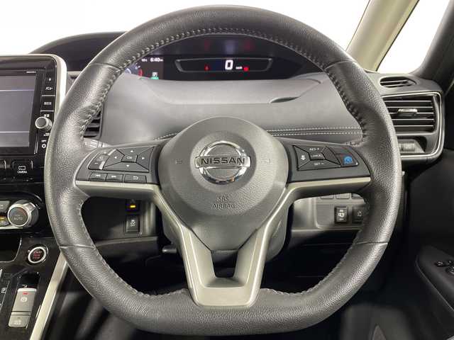 日産 セレナ ハイウェイスター Vセレクション 神奈川県 2018(平30)年 3万km ブリリアントホワイトパール 純正9型SDナビゲーション【MM518D-L】/AM　FM　Bluetooth　CD　DVD/アラウンドビューモニター/純正11型フリップダウンモニター/両側パワースライドドア/プロパイロット/ビルトインETC/純正ドラレコ【DJ4-D】/純正フロアマット/ステアリングスイッチ/電動パーキングブレーキ/ブレーキオートホールド/プッシュスタート/スマートキー/スペアキー/取扱説明書/パーキングアシスト/サンシェード/USB×2/LEDヘッドライト/純正16インチアルミホイル/ドアバイザー/電動格納ミラー/エマージェンシーブレーキ/車線逸脱警報