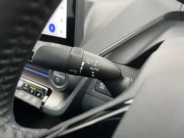 トヨタ プリウス Z 愛知県 2023(令5)年 1万km アティチュードブラックマイカ ワンオーナー/ムーンルーフ/置くだけ充電/トヨタセーフティセンス/　・プリクラッシュセーフティ/　・緊急時操舵支援/　・フロントクロストラフィックアラート/　・レーンチェンジアシスト/　・レーントレーシングアシスト/　・レーンディパーチャーアラート/　・レーダークルーズコントロール/　・アダプティブハイビームシステム/　・ロードサインアシスト/　・ドライバー異常時対応システム/　・プロアクティブドライビングアシスト/　・発進遅れ告知機能/純正12.3インチナビ/（Bluetooth/フルセグTV/USB/AppleCarPlay/HDMI）/全方位カメラ/アドマンスパーク/AC100V/パワーシート/シートヒーター/シートクーラー/合皮シート/ステアリングヒーター/オートホールド/メモリシート/アンビエントライト/電動リアゲード/ドアバイザー/フロアマット/純正AW/純正LEDライト/スペアキー/スマートキー