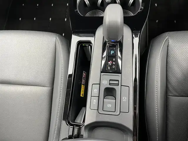トヨタ プリウス Z 愛知県 2023(令5)年 1万km アティチュードブラックマイカ ワンオーナー/ムーンルーフ/置くだけ充電/トヨタセーフティセンス/　・プリクラッシュセーフティ/　・緊急時操舵支援/　・フロントクロストラフィックアラート/　・レーンチェンジアシスト/　・レーントレーシングアシスト/　・レーンディパーチャーアラート/　・レーダークルーズコントロール/　・アダプティブハイビームシステム/　・ロードサインアシスト/　・ドライバー異常時対応システム/　・プロアクティブドライビングアシスト/　・発進遅れ告知機能/純正12.3インチナビ/（Bluetooth/フルセグTV/USB/AppleCarPlay/HDMI）/全方位カメラ/アドマンスパーク/AC100V/パワーシート/シートヒーター/シートクーラー/合皮シート/ステアリングヒーター/オートホールド/メモリシート/アンビエントライト/電動リアゲード/ドアバイザー/フロアマット/純正AW/純正LEDライト/スペアキー/スマートキー
