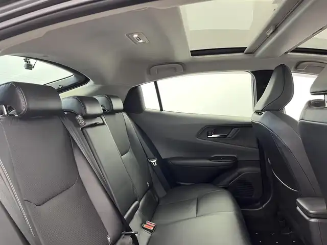 トヨタ プリウス Z 愛知県 2023(令5)年 1万km アティチュードブラックマイカ ワンオーナー/ムーンルーフ/置くだけ充電/トヨタセーフティセンス/　・プリクラッシュセーフティ/　・緊急時操舵支援/　・フロントクロストラフィックアラート/　・レーンチェンジアシスト/　・レーントレーシングアシスト/　・レーンディパーチャーアラート/　・レーダークルーズコントロール/　・アダプティブハイビームシステム/　・ロードサインアシスト/　・ドライバー異常時対応システム/　・プロアクティブドライビングアシスト/　・発進遅れ告知機能/純正12.3インチナビ/（Bluetooth/フルセグTV/USB/AppleCarPlay/HDMI）/全方位カメラ/アドマンスパーク/AC100V/パワーシート/シートヒーター/シートクーラー/合皮シート/ステアリングヒーター/オートホールド/メモリシート/アンビエントライト/電動リアゲード/ドアバイザー/フロアマット/純正AW/純正LEDライト/スペアキー/スマートキー