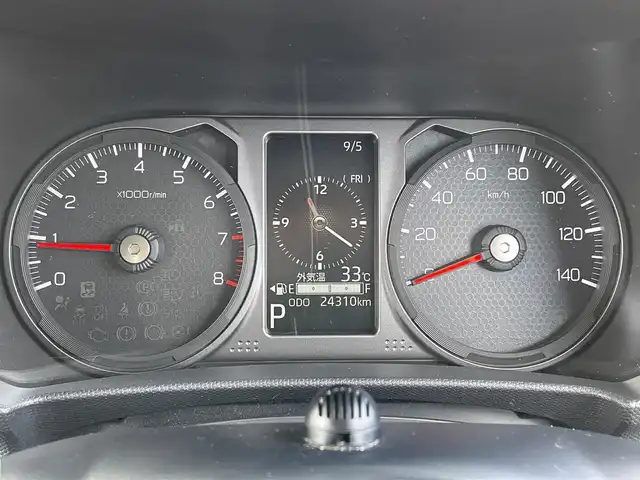ダイハツ タフト G クロムベンチャー 佐賀県 2023(令5)年 2.5万km セラミックグリーンM ガラスルーフ/純正7型ナビゲーション「NMZK-W72D」/・AM/FM/BT/CD/DVD/フルセグ/・バックカメラ/LEDヘッドライト/・オートマチックハイビーム/シートヒーター「運転席/助手席」/純正15インチアルミホイール/スマートキー/USB入力端子×2/ルーフレール/前方ドライブレコーダー/電動パーキングブレーキ/オートホールド機能/ETC/純正フロアマット/純正ドアバイザー/新車保証書/取扱説明書/スペアキー1本/スマートアシスト/・衝突回避支援ブレーキ機能/・車線逸脱警報機能/・車線逸脱抑制制御機能/・ブレーキ制御付誤発進抑制機能/・先行車発進お知らせ機能/・標識認識機能/・コーナーセンサー