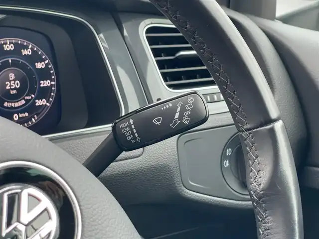 フォルクスワーゲン ゴルフ TDI コンフォートL マイスター 山梨県 2020(令2)年 1.1万km ピュアホワイト ディスカバーＰ　/バーチャルＣＰ　　/カープレイ　/ＢＴ　/フルセグ　　/ジャスチャーＣ　/Ｂカメラ　/ＡＣＣ　/ＬＫＡ　/ＢＳＭ　/スマートキー　/ＥＴＣ　/ドライブレコーダー　/純正１７ＡＷ　/スペアキー