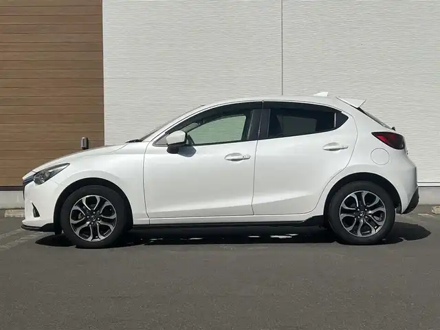 マツダ デミオ XD ツーリング Lパッケージ 秋田県 2015(平27)年 8.3万km スノーフレイクホワイトパールマイカ ターボ/４WD/衝突軽減システム/LEDヘッドライト/純正SDナビ（DVD/CD再生可能）/フルセグ/バックカメラ/マツダ純正１６インチアルミ（夏タイヤ装着）/スマートキー/アイドリングストップ/プッシュスタート/マツダ・レーダークルーズコントロール追従走行無/オートマチックハイビーム/レーンキープアシスト/MTモード付AT/ステアリングスイッチ/ビルトインETC/ブラインドスポットモニター/パドルシフト/純正エンジンスターター/純正フロアマット/社外ドアバイザー/オートライト/オートエアコン/パワーステアリング/パワーウィンドウ/横滑り防止/盗難防止装置/寒冷地仕様/電動格納ウィンカーミラー/キーレスエントリー/保証書/取扱説明書/記録簿/スペアキー1本有