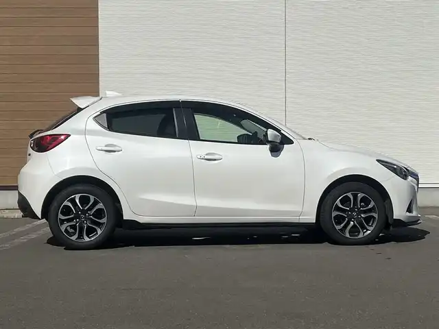 マツダ デミオ XD ツーリング Lパッケージ 秋田県 2015(平27)年 8.3万km スノーフレイクホワイトパールマイカ ターボ/４WD/衝突軽減システム/LEDヘッドライト/純正SDナビ（DVD/CD再生可能）/フルセグ/バックカメラ/マツダ純正１６インチアルミ（夏タイヤ装着）/スマートキー/アイドリングストップ/プッシュスタート/マツダ・レーダークルーズコントロール追従走行無/オートマチックハイビーム/レーンキープアシスト/MTモード付AT/ステアリングスイッチ/ビルトインETC/ブラインドスポットモニター/パドルシフト/純正エンジンスターター/純正フロアマット/社外ドアバイザー/オートライト/オートエアコン/パワーステアリング/パワーウィンドウ/横滑り防止/盗難防止装置/寒冷地仕様/電動格納ウィンカーミラー/キーレスエントリー/保証書/取扱説明書/記録簿/スペアキー1本有