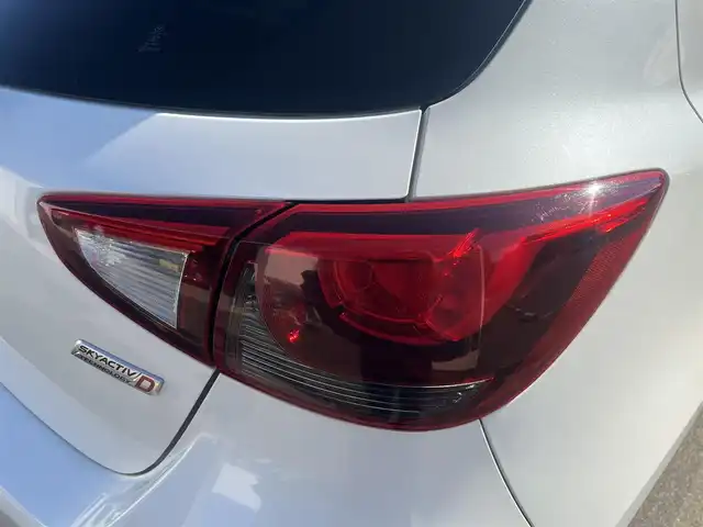 マツダ デミオ XD ツーリング Lパッケージ 秋田県 2015(平27)年 8.3万km スノーフレイクホワイトパールマイカ ターボ/４WD/衝突軽減システム/LEDヘッドライト/純正SDナビ（DVD/CD再生可能）/フルセグ/バックカメラ/マツダ純正１６インチアルミ（夏タイヤ装着）/スマートキー/アイドリングストップ/プッシュスタート/マツダ・レーダークルーズコントロール追従走行無/オートマチックハイビーム/レーンキープアシスト/MTモード付AT/ステアリングスイッチ/ビルトインETC/ブラインドスポットモニター/パドルシフト/純正エンジンスターター/純正フロアマット/社外ドアバイザー/オートライト/オートエアコン/パワーステアリング/パワーウィンドウ/横滑り防止/盗難防止装置/寒冷地仕様/電動格納ウィンカーミラー/キーレスエントリー/保証書/取扱説明書/記録簿/スペアキー1本有