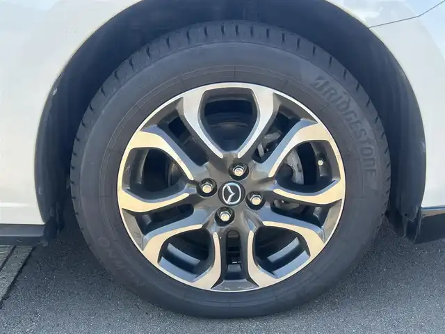 マツダ デミオ XD ツーリング Lパッケージ 秋田県 2015(平27)年 8.3万km スノーフレイクホワイトパールマイカ ターボ/４WD/衝突軽減システム/LEDヘッドライト/純正SDナビ（DVD/CD再生可能）/フルセグ/バックカメラ/マツダ純正１６インチアルミ（夏タイヤ装着）/スマートキー/アイドリングストップ/プッシュスタート/マツダ・レーダークルーズコントロール追従走行無/オートマチックハイビーム/レーンキープアシスト/MTモード付AT/ステアリングスイッチ/ビルトインETC/ブラインドスポットモニター/パドルシフト/純正エンジンスターター/純正フロアマット/社外ドアバイザー/オートライト/オートエアコン/パワーステアリング/パワーウィンドウ/横滑り防止/盗難防止装置/寒冷地仕様/電動格納ウィンカーミラー/キーレスエントリー/保証書/取扱説明書/記録簿/スペアキー1本有