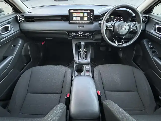 ホンダ ヴェゼル ハイブリッド e:HEV X 岡山県 2022(令4)年 7.7万km メテオロイドグレーメタリック 登録時走行距離76750km/純正9インチナビ/(RADIO/TV/USB/Bluetooth)/ホンダセンシング/・衝突軽減ブレーキ(CMBS)/・アダプティブクルーズコントロール(ACC)/・車線維持支援システム(LKAS)/・オートハイビーム/・先行車発進お知らせ機能/バックカメラ/ビルトインETC2.0/ヒルディセントコントロール/パーキングセンサー/電子制御パーキングブレーキ/オートマチックハイビーム/ドライブレコーダー/ヘッドライトレベライザー/ステアリングスイッチ/純正16インチアルミホイール/プッシュスタート/スマートキー