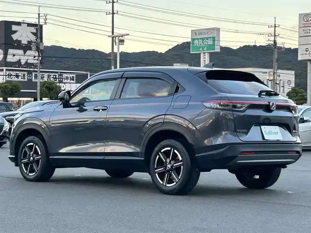 ホンダ ヴェゼル ハイブリッド e:HEV X 岡山県 2022(令4)年 7.7万km メテオロイドグレーメタリック 登録時走行距離76750km/純正9インチナビ/(RADIO/TV/USB/Bluetooth)/ホンダセンシング/・衝突軽減ブレーキ(CMBS)/・アダプティブクルーズコントロール(ACC)/・車線維持支援システム(LKAS)/・オートハイビーム/・先行車発進お知らせ機能/バックカメラ/ビルトインETC2.0/ヒルディセントコントロール/パーキングセンサー/電子制御パーキングブレーキ/オートマチックハイビーム/ドライブレコーダー/ヘッドライトレベライザー/ステアリングスイッチ/純正16インチアルミホイール/プッシュスタート/スマートキー