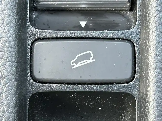 ホンダ ヴェゼル ハイブリッド e:HEV X 岡山県 2022(令4)年 7.7万km メテオロイドグレーメタリック 登録時走行距離76750km/純正9インチナビ/(RADIO/TV/USB/Bluetooth)/ホンダセンシング/・衝突軽減ブレーキ(CMBS)/・アダプティブクルーズコントロール(ACC)/・車線維持支援システム(LKAS)/・オートハイビーム/・先行車発進お知らせ機能/バックカメラ/ビルトインETC2.0/ヒルディセントコントロール/パーキングセンサー/電子制御パーキングブレーキ/オートマチックハイビーム/ドライブレコーダー/ヘッドライトレベライザー/ステアリングスイッチ/純正16インチアルミホイール/プッシュスタート/スマートキー