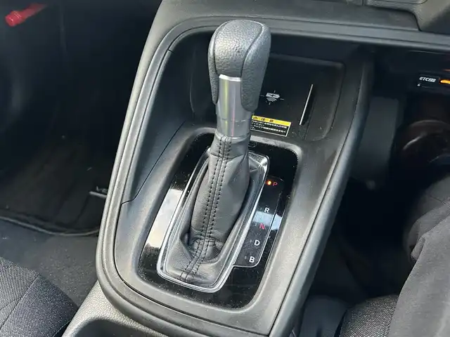 ホンダ ヴェゼル ハイブリッド e:HEV X 岡山県 2022(令4)年 7.7万km メテオロイドグレーメタリック 登録時走行距離76750km/純正9インチナビ/(RADIO/TV/USB/Bluetooth)/ホンダセンシング/・衝突軽減ブレーキ(CMBS)/・アダプティブクルーズコントロール(ACC)/・車線維持支援システム(LKAS)/・オートハイビーム/・先行車発進お知らせ機能/バックカメラ/ビルトインETC2.0/ヒルディセントコントロール/パーキングセンサー/電子制御パーキングブレーキ/オートマチックハイビーム/ドライブレコーダー/ヘッドライトレベライザー/ステアリングスイッチ/純正16インチアルミホイール/プッシュスタート/スマートキー