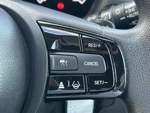 ホンダ ヴェゼル ハイブリッド e:HEV X 岡山県 2022(令4)年 7.7万km メテオロイドグレーメタリック 登録時走行距離76750km/純正9インチナビ/(RADIO/TV/USB/Bluetooth)/ホンダセンシング/・衝突軽減ブレーキ(CMBS)/・アダプティブクルーズコントロール(ACC)/・車線維持支援システム(LKAS)/・オートハイビーム/・先行車発進お知らせ機能/バックカメラ/ビルトインETC2.0/ヒルディセントコントロール/パーキングセンサー/電子制御パーキングブレーキ/オートマチックハイビーム/ドライブレコーダー/ヘッドライトレベライザー/ステアリングスイッチ/純正16インチアルミホイール/プッシュスタート/スマートキー