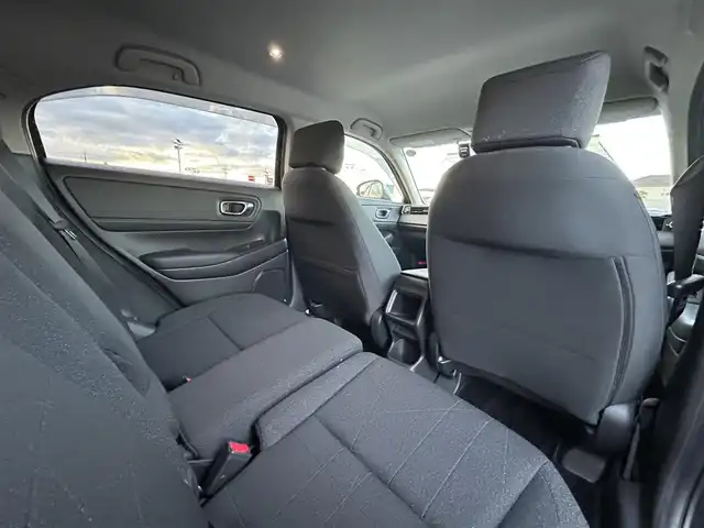 ホンダ ヴェゼル ハイブリッド e:HEV X 岡山県 2022(令4)年 7.7万km メテオロイドグレーメタリック 登録時走行距離76750km/純正9インチナビ/(RADIO/TV/USB/Bluetooth)/ホンダセンシング/・衝突軽減ブレーキ(CMBS)/・アダプティブクルーズコントロール(ACC)/・車線維持支援システム(LKAS)/・オートハイビーム/・先行車発進お知らせ機能/バックカメラ/ビルトインETC2.0/ヒルディセントコントロール/パーキングセンサー/電子制御パーキングブレーキ/オートマチックハイビーム/ドライブレコーダー/ヘッドライトレベライザー/ステアリングスイッチ/純正16インチアルミホイール/プッシュスタート/スマートキー