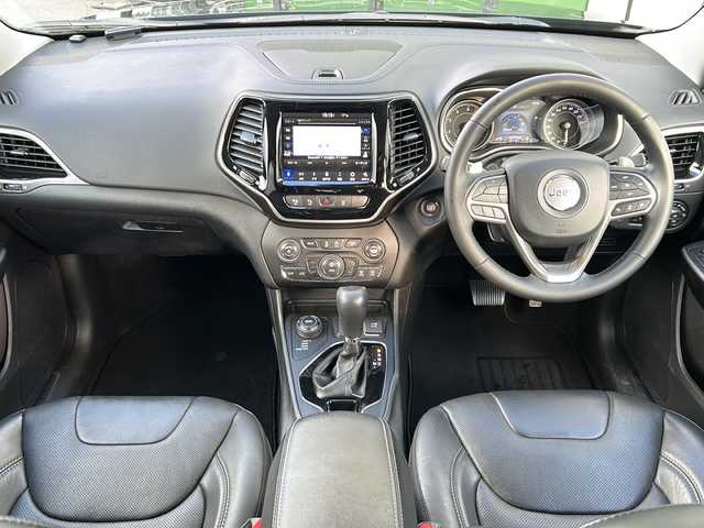 クライスラー・ジープ ジープ チェロキー リミテッド 岐阜県 2020(令2)年 5.3万km 黒 登録時走行距離52778km/純正ナビ/バックモニター/ターボ車/パドルシフト/レザーシート/純正フロアマット/純正アルミホイール/ドアバイザー/ルーフレール/パーキングアシスト/パワーシート/スマートキー/プッシュスタート/Bluetooth接続/AUX接続/LEDヘッドライト/コーナーセンサー/電動リアゲート/スタッドレスタイヤ車載