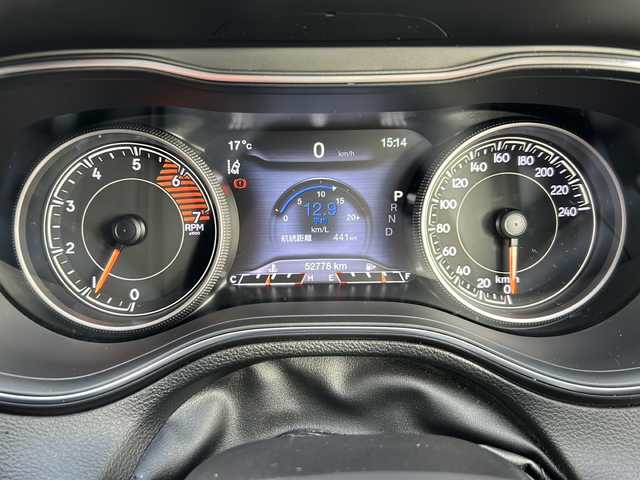 クライスラー・ジープ ジープ チェロキー リミテッド 岐阜県 2020(令2)年 5.3万km 黒 登録時走行距離52778km/純正ナビ/バックモニター/ターボ車/パドルシフト/レザーシート/純正フロアマット/純正アルミホイール/ドアバイザー/ルーフレール/パーキングアシスト/パワーシート/スマートキー/プッシュスタート/Bluetooth接続/AUX接続/LEDヘッドライト/コーナーセンサー/電動リアゲート/スタッドレスタイヤ車載