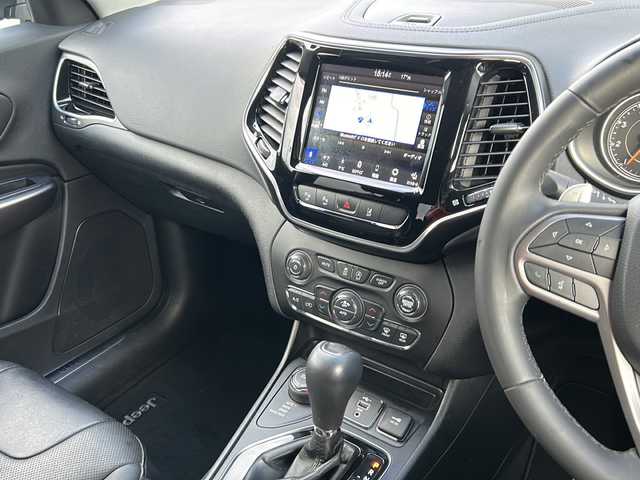 クライスラー・ジープ ジープ チェロキー リミテッド 岐阜県 2020(令2)年 5.3万km 黒 登録時走行距離52778km/純正ナビ/バックモニター/ターボ車/パドルシフト/レザーシート/純正フロアマット/純正アルミホイール/ドアバイザー/ルーフレール/パーキングアシスト/パワーシート/スマートキー/プッシュスタート/Bluetooth接続/AUX接続/LEDヘッドライト/コーナーセンサー/電動リアゲート/スタッドレスタイヤ車載