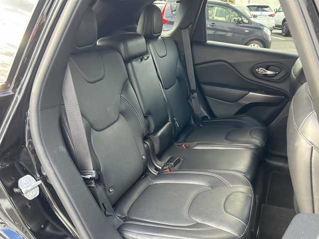 クライスラー・ジープ ジープ チェロキー リミテッド 岐阜県 2020(令2)年 5.3万km 黒 登録時走行距離52778km/純正ナビ/バックモニター/ターボ車/パドルシフト/レザーシート/純正フロアマット/純正アルミホイール/ドアバイザー/ルーフレール/パーキングアシスト/パワーシート/スマートキー/プッシュスタート/Bluetooth接続/AUX接続/LEDヘッドライト/コーナーセンサー/電動リアゲート/スタッドレスタイヤ車載