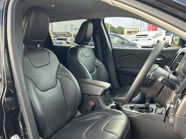 クライスラー・ジープ ジープ チェロキー リミテッド 岐阜県 2020(令2)年 5.3万km 黒 登録時走行距離52778km/純正ナビ/バックモニター/ターボ車/パドルシフト/レザーシート/純正フロアマット/純正アルミホイール/ドアバイザー/ルーフレール/パーキングアシスト/パワーシート/スマートキー/プッシュスタート/Bluetooth接続/AUX接続/LEDヘッドライト/コーナーセンサー/電動リアゲート/スタッドレスタイヤ車載