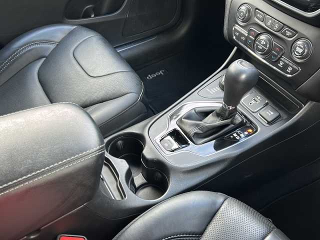 クライスラー・ジープ ジープ チェロキー リミテッド 岐阜県 2020(令2)年 5.3万km 黒 登録時走行距離52778km/純正ナビ/バックモニター/ターボ車/パドルシフト/レザーシート/純正フロアマット/純正アルミホイール/ドアバイザー/ルーフレール/パーキングアシスト/パワーシート/スマートキー/プッシュスタート/Bluetooth接続/AUX接続/LEDヘッドライト/コーナーセンサー/電動リアゲート/スタッドレスタイヤ車載