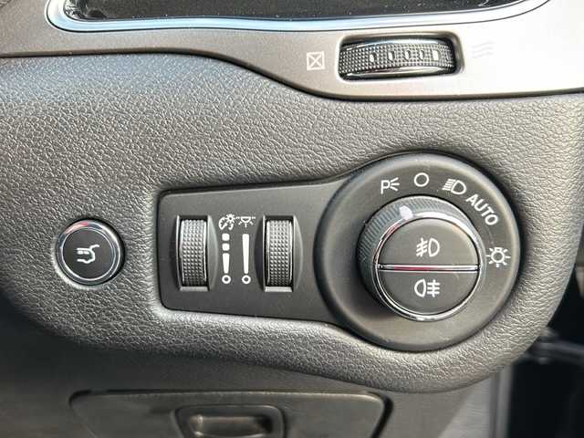 クライスラー・ジープ ジープ チェロキー リミテッド 岐阜県 2020(令2)年 5.3万km 黒 登録時走行距離52778km/純正ナビ/バックモニター/ターボ車/パドルシフト/レザーシート/純正フロアマット/純正アルミホイール/ドアバイザー/ルーフレール/パーキングアシスト/パワーシート/スマートキー/プッシュスタート/Bluetooth接続/AUX接続/LEDヘッドライト/コーナーセンサー/電動リアゲート/スタッドレスタイヤ車載