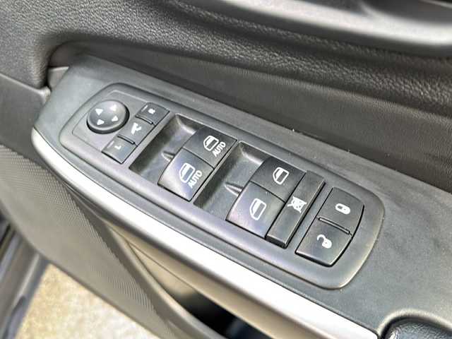 クライスラー・ジープ ジープ チェロキー リミテッド 岐阜県 2020(令2)年 5.3万km 黒 登録時走行距離52778km/純正ナビ/バックモニター/ターボ車/パドルシフト/レザーシート/純正フロアマット/純正アルミホイール/ドアバイザー/ルーフレール/パーキングアシスト/パワーシート/スマートキー/プッシュスタート/Bluetooth接続/AUX接続/LEDヘッドライト/コーナーセンサー/電動リアゲート/スタッドレスタイヤ車載