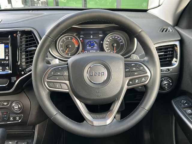 クライスラー・ジープ ジープ チェロキー リミテッド 岐阜県 2020(令2)年 5.3万km 黒 登録時走行距離52778km/純正ナビ/バックモニター/ターボ車/パドルシフト/レザーシート/純正フロアマット/純正アルミホイール/ドアバイザー/ルーフレール/パーキングアシスト/パワーシート/スマートキー/プッシュスタート/Bluetooth接続/AUX接続/LEDヘッドライト/コーナーセンサー/電動リアゲート/スタッドレスタイヤ車載