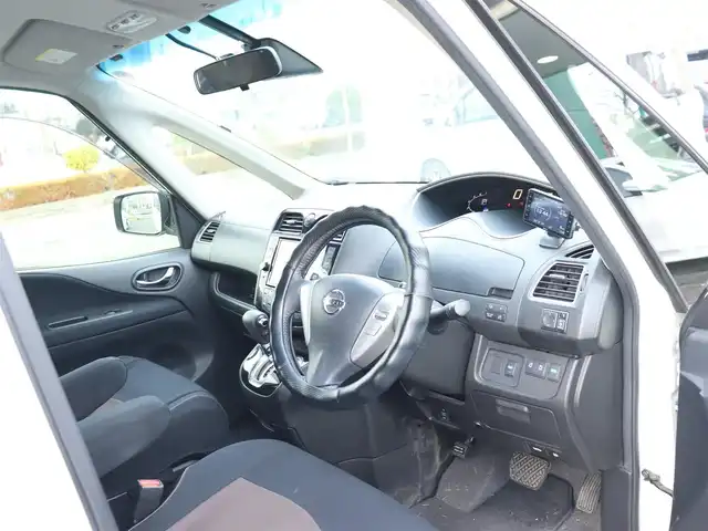 日産 セレナ ハイウェイスター Sハイブリッド 神奈川県 2014(平26)年 7.2万km ブリリアントホワイトパール エマージェンシーブレーキ/純正メモリナビ/フルセグテレビ/バックカメラ/フリップダウンモニター/クルーズコントロール/ドアバイザー/プッシュスタート/両側パワースライドドア/ETC/ドラレコ(前後)/アイドリングストップ/純正16インチAW（車内にあり）/保証書、取説、ナビ説/記録簿（H27.28.R4.5）/スペアスマートキー