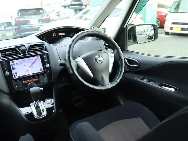 日産 セレナ ハイウェイスター Sハイブリッド 神奈川県 2014(平26)年 7.2万km ブリリアントホワイトパール エマージェンシーブレーキ/純正メモリナビ/フルセグテレビ/バックカメラ/フリップダウンモニター/クルーズコントロール/ドアバイザー/プッシュスタート/両側パワースライドドア/ETC/ドラレコ(前後)/アイドリングストップ/純正16インチAW（車内にあり）/保証書、取説、ナビ説/記録簿（H27.28.R4.5）/スペアスマートキー