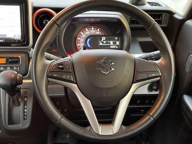 スズキ スペーシア ギア HYBRID XZ 埼玉県 2019(令1)年 4.7万km ピュアホワイトP 登録時46897km/ワンオーナー/純正８インチナビ/　・CD/DVD/BT/フルセグTV/アランドビューモニター/両側パワースライドドア/衝突軽減システム/レーンアシスト/コーナーセンサー/ルーフレール/キャリアー/ヘッドアップディスプレイ/LEDヘッドライト/フォグランプ/革巻きハンドル/ステアリングスイッチ/サイドエアロ/アイドリングストップ/ビルトインETC/ドライブレコーダー/プッシュスタート/スマートキー×2/前席シートヒーター/横滑り防止装置/ウィンカーミラー/シートリフター/純正フロアマット/純正ドアバイザー/取扱説明書/保証書