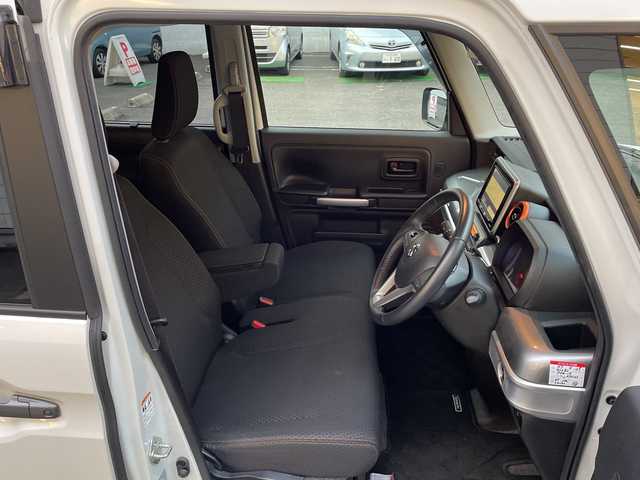 スズキ スペーシア ギア HYBRID XZ 埼玉県 2019(令1)年 4.7万km ピュアホワイトP 登録時46897km/ワンオーナー/純正８インチナビ/　・CD/DVD/BT/フルセグTV/アランドビューモニター/両側パワースライドドア/衝突軽減システム/レーンアシスト/コーナーセンサー/ルーフレール/キャリアー/ヘッドアップディスプレイ/LEDヘッドライト/フォグランプ/革巻きハンドル/ステアリングスイッチ/サイドエアロ/アイドリングストップ/ビルトインETC/ドライブレコーダー/プッシュスタート/スマートキー×2/前席シートヒーター/横滑り防止装置/ウィンカーミラー/シートリフター/純正フロアマット/純正ドアバイザー/取扱説明書/保証書