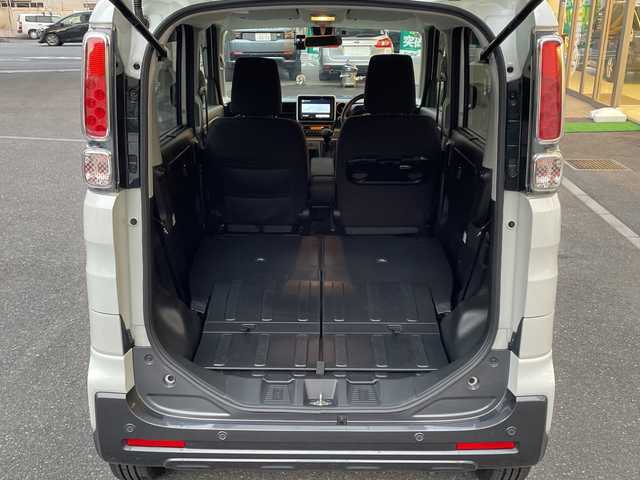 スズキ スペーシア ギア HYBRID XZ 埼玉県 2019(令1)年 4.7万km ピュアホワイトP 登録時46897km/ワンオーナー/純正８インチナビ/　・CD/DVD/BT/フルセグTV/アランドビューモニター/両側パワースライドドア/衝突軽減システム/レーンアシスト/コーナーセンサー/ルーフレール/キャリアー/ヘッドアップディスプレイ/LEDヘッドライト/フォグランプ/革巻きハンドル/ステアリングスイッチ/サイドエアロ/アイドリングストップ/ビルトインETC/ドライブレコーダー/プッシュスタート/スマートキー×2/前席シートヒーター/横滑り防止装置/ウィンカーミラー/シートリフター/純正フロアマット/純正ドアバイザー/取扱説明書/保証書