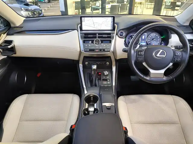 レクサス ＮＸ 300h バージョンL 東京都 2019(平31)年 5.7万km ソニックチタニウム LexusSafetysystem＋/・プリクラッシュセーフティー/・レーントレーシングアシスト/・アダプティブハイビームシステム/・オートマチックハイビーム/・ロードサインアシスト/・レーダークルーズコントロール/・先行車発進告知機能/・クリアランスソナー/純正ナビ（フルセグTV、AM/FM、Bluetooth）/バック＆サイドカメラ/パワーバックドア/LEDオートライト/レザーシート/前席パワーシート＆シートベンチレーション/全席シートヒーター/シートメモリー/純正18インチアルミホイール/ブラインドスポットモニター/ETC2.0/スペアキー２本