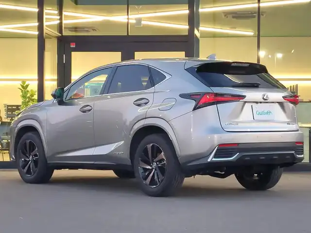 レクサス ＮＸ 300h バージョンL 東京都 2019(平31)年 5.7万km ソニックチタニウム LexusSafetysystem＋/・プリクラッシュセーフティー/・レーントレーシングアシスト/・アダプティブハイビームシステム/・オートマチックハイビーム/・ロードサインアシスト/・レーダークルーズコントロール/・先行車発進告知機能/・クリアランスソナー/純正ナビ（フルセグTV、AM/FM、Bluetooth）/バック＆サイドカメラ/パワーバックドア/LEDオートライト/レザーシート/前席パワーシート＆シートベンチレーション/全席シートヒーター/シートメモリー/純正18インチアルミホイール/ブラインドスポットモニター/ETC2.0/スペアキー２本
